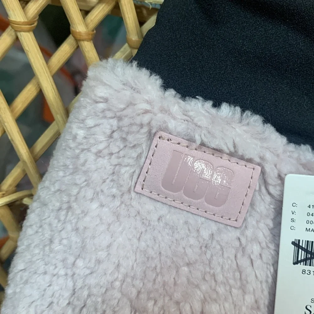 UGG Serpa Mittens new with tags size S/M